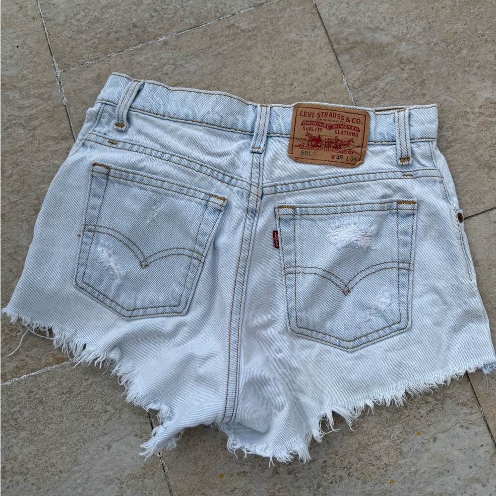 Light blue vintage Levi’s 550 shorts